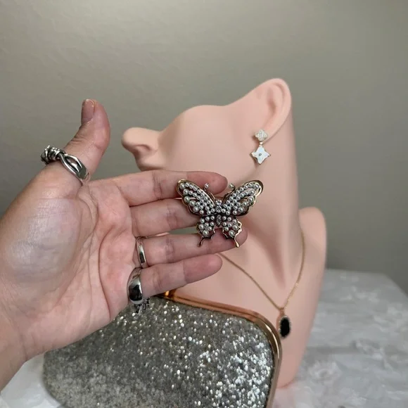 Elegant Gold Butterfly Brooch with Pearls. - Picture 3 of 8